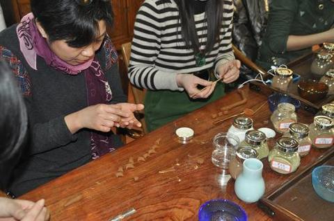 千年研磨术｜合香珠里的“粉身碎骨”美学：从石臼到铜碾的千年香事密码