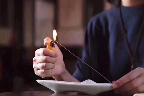 当线香轻绕，能否为抑郁的少年点一盏心灯？